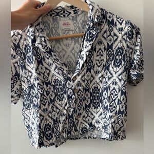 Shirt / blouse with short sleeves and blue pattern